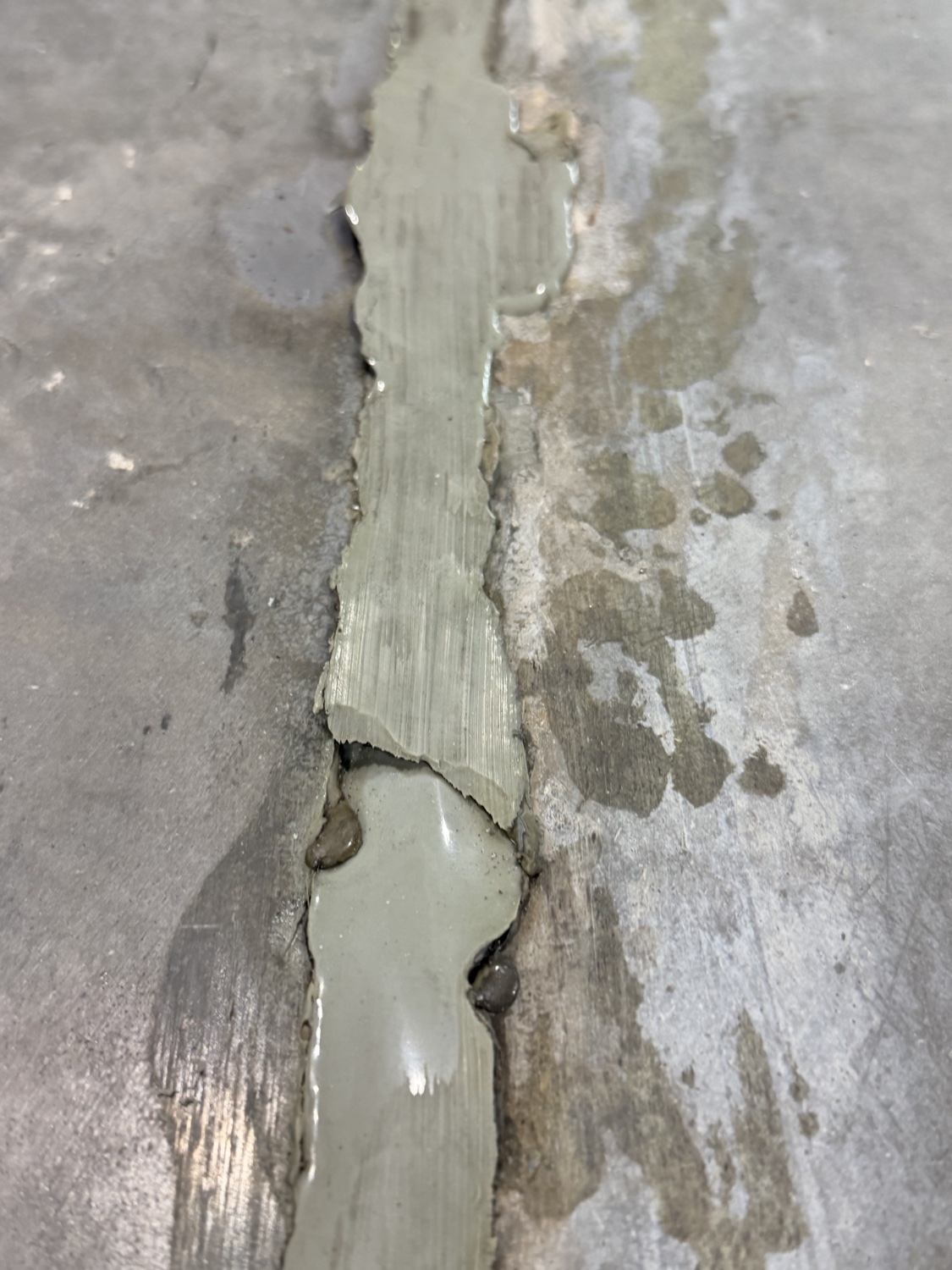 Joint filler cracked along its length inside the joint